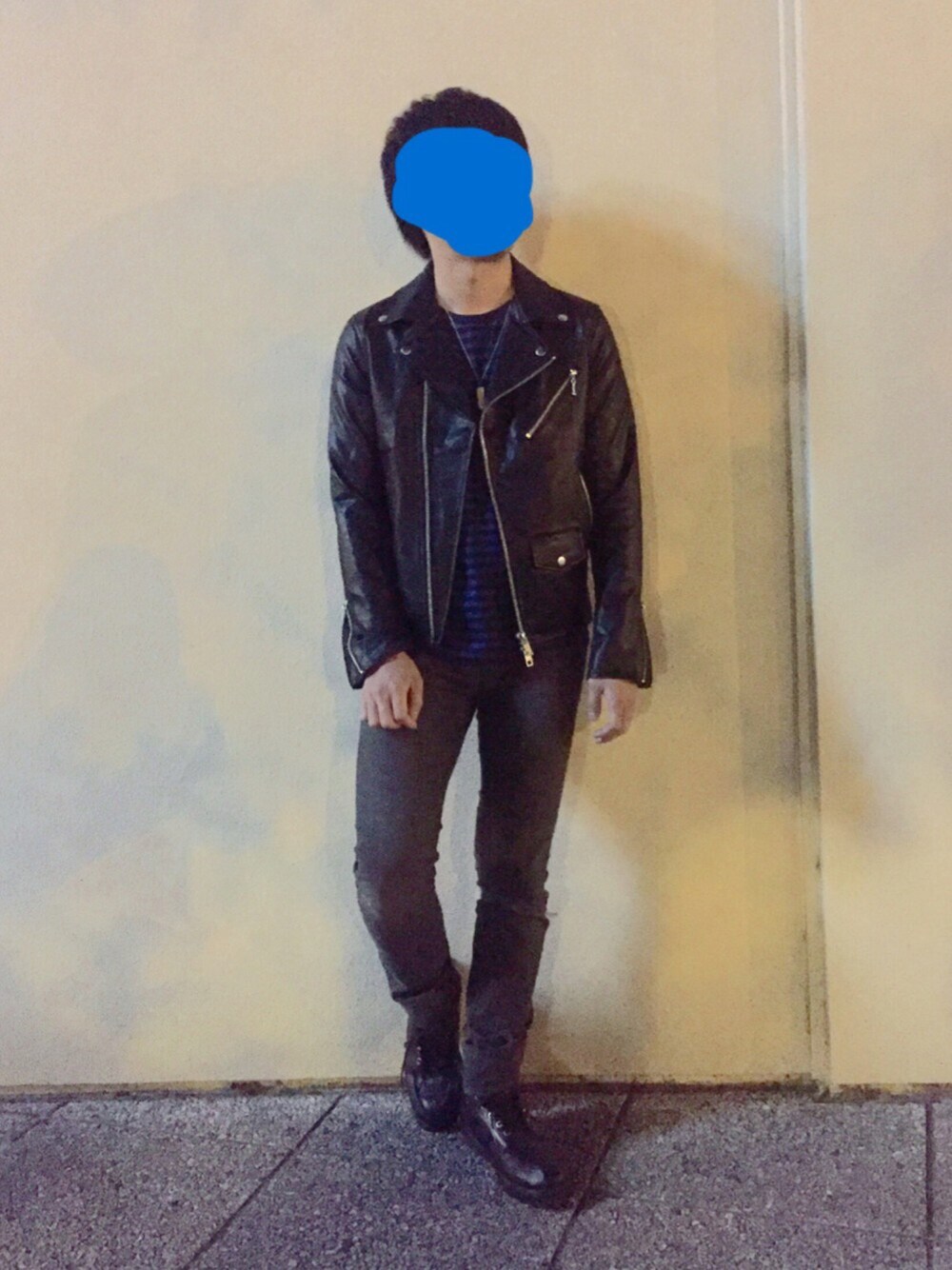 ブラック系のライダースジャケット、グレー系のデニムパンツ、ブルー系のTシャツ/カットソーを着用したメンズの秋コーディネートの1枚目の写真