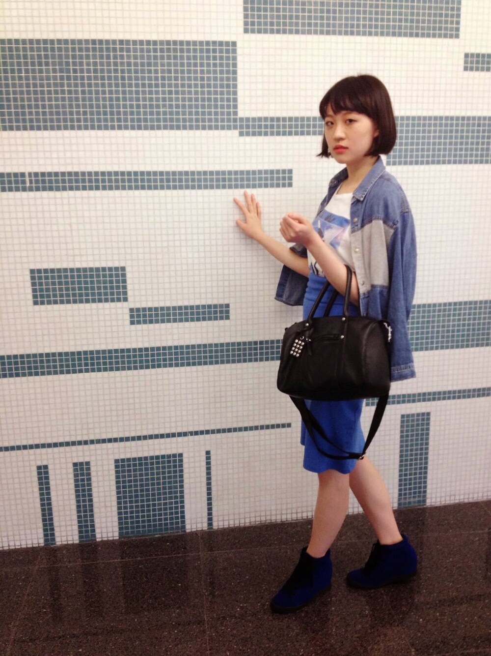 「blue、H&M、FOREVER 21、cotton on」｜「cotton onのアイテム（Tシャツ/カットソー、ブルー系）」を使った、Lizzy Chaiさん（メンズ・165cm）の夏コーディネートの1枚目の写真
