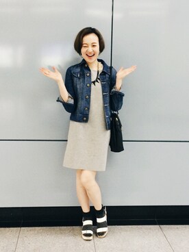 「gray」｜「アイテム（デニムジャケット）」を使った、Lizzy Chaiさん（レディース・165cm）の冬コーディネート