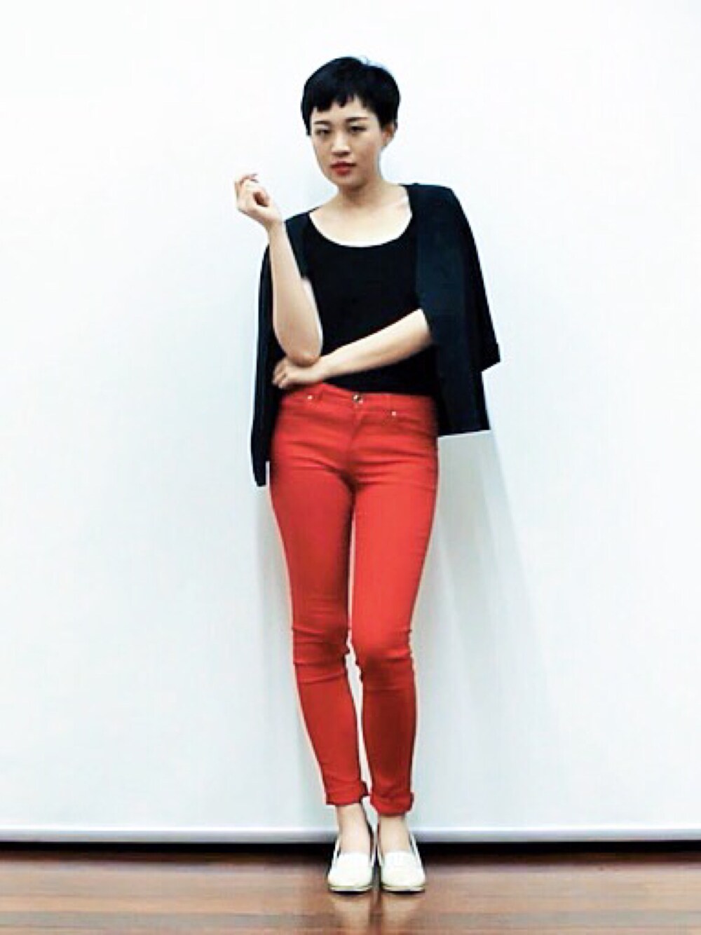 「red、H&M、working style、WOMEN、black」｜「H&Mのアイテム（Tシャツ/カットソー、ブラック系）」を使った、Lizzy Chaiさん（レディース・165cm）の秋コーディネートの1枚目の写真