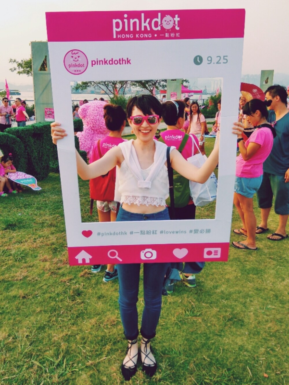 「high waist jeans、croptop、ballet shoes、Music Festival」｜「collective.のアイテム（デニムパンツ、ブルー系）」を使った、Lizzy Chaiさん（レディース・165cm）の秋コーディネートの1枚目の写真