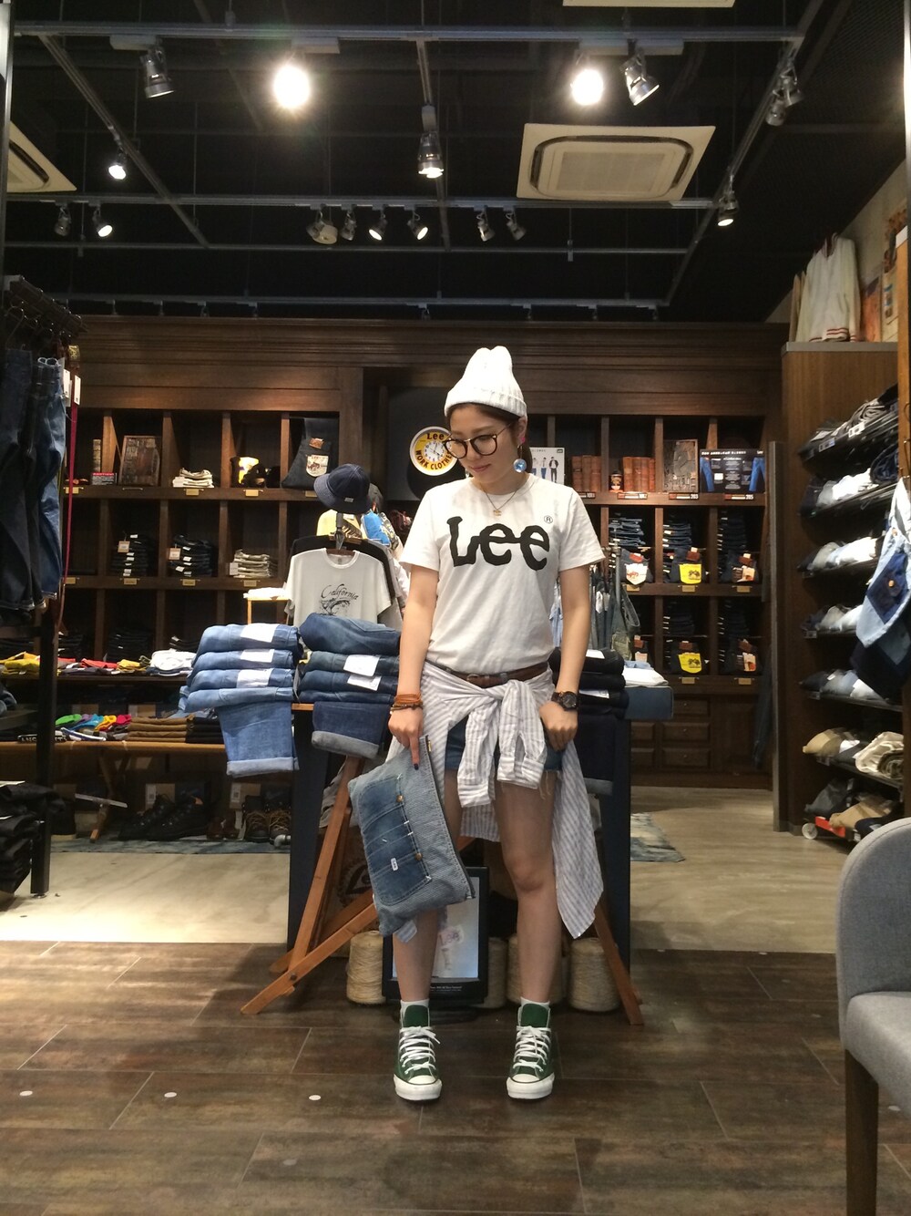 「デニム、ロゴT、ニット帽、めがね、LEE、ハイカットスニーカー、デニムショートパンツ、こしまきスタイル」｜「LeeのHERITAGE　POC　HOT　PANTS（デニムパンツ、ブルー系）」を使った、ayakaさん（レディース・156cm）の夏コーディネートの1枚目の写真