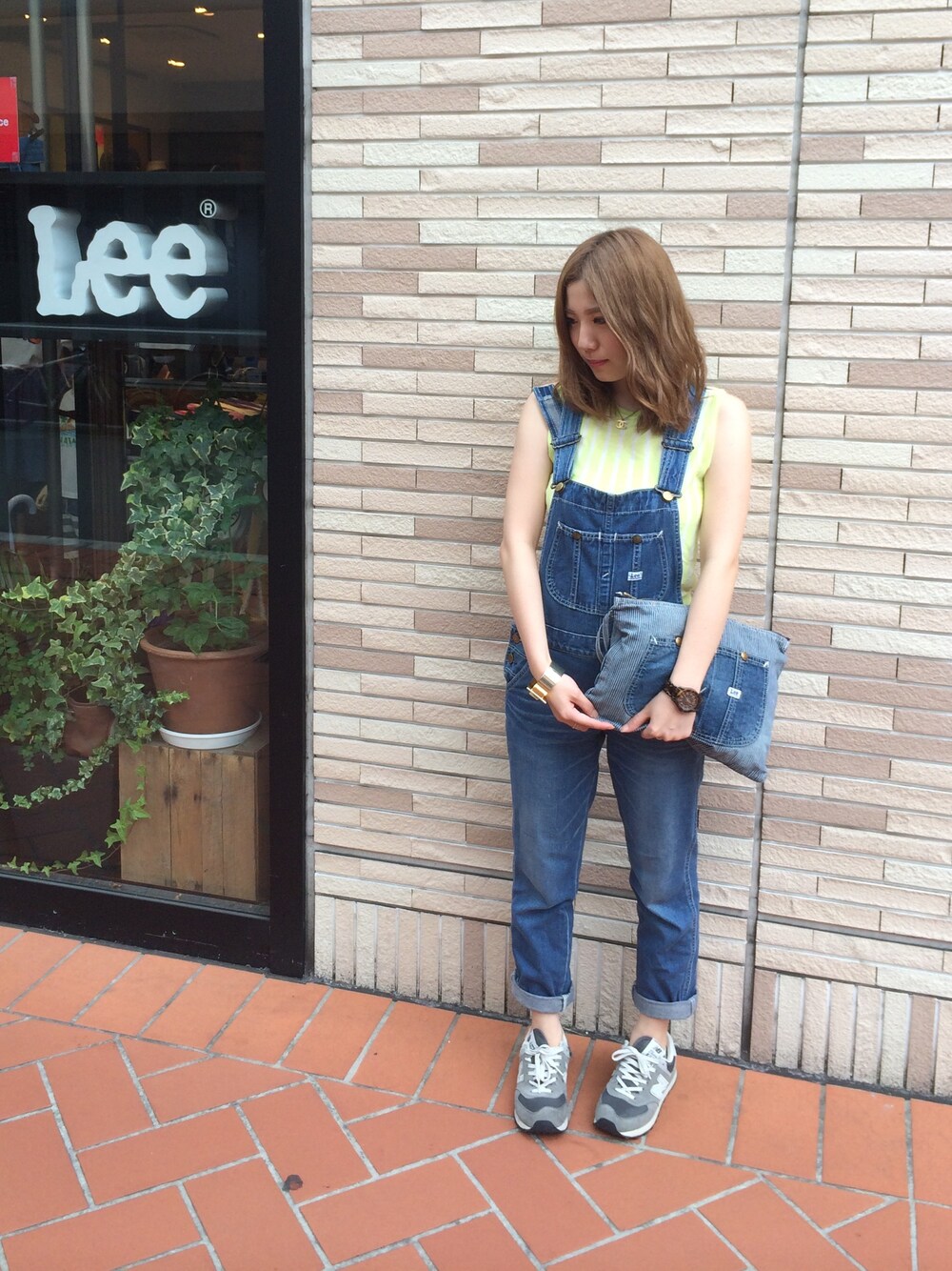 「スニーカー、デニム、イエロー、クラッチバッグ、ニューバランス、オーバーオール、LEE、ストライプ、タンクトップ」｜「LeeのLEE OVERALL POUCH（クラッチバッグ、ブルー系）」を使った、ayakaさん（レディース・156cm）の夏コーディネートの1枚目の写真