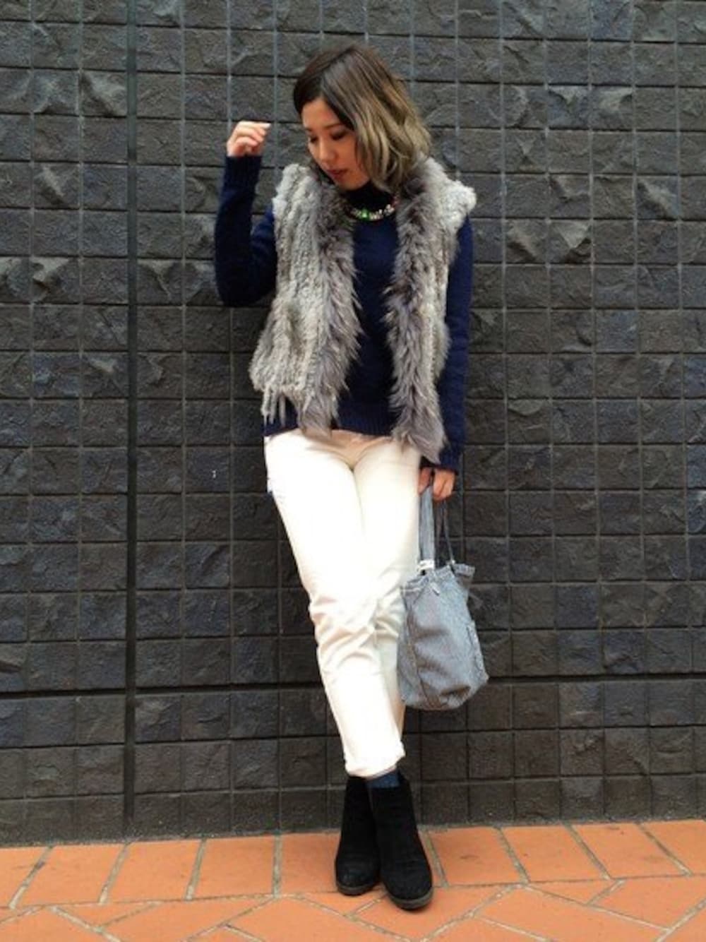 ブルー系のエコバッグ/サブバッグを着用したレディースの春コーディネートの1枚目の写真