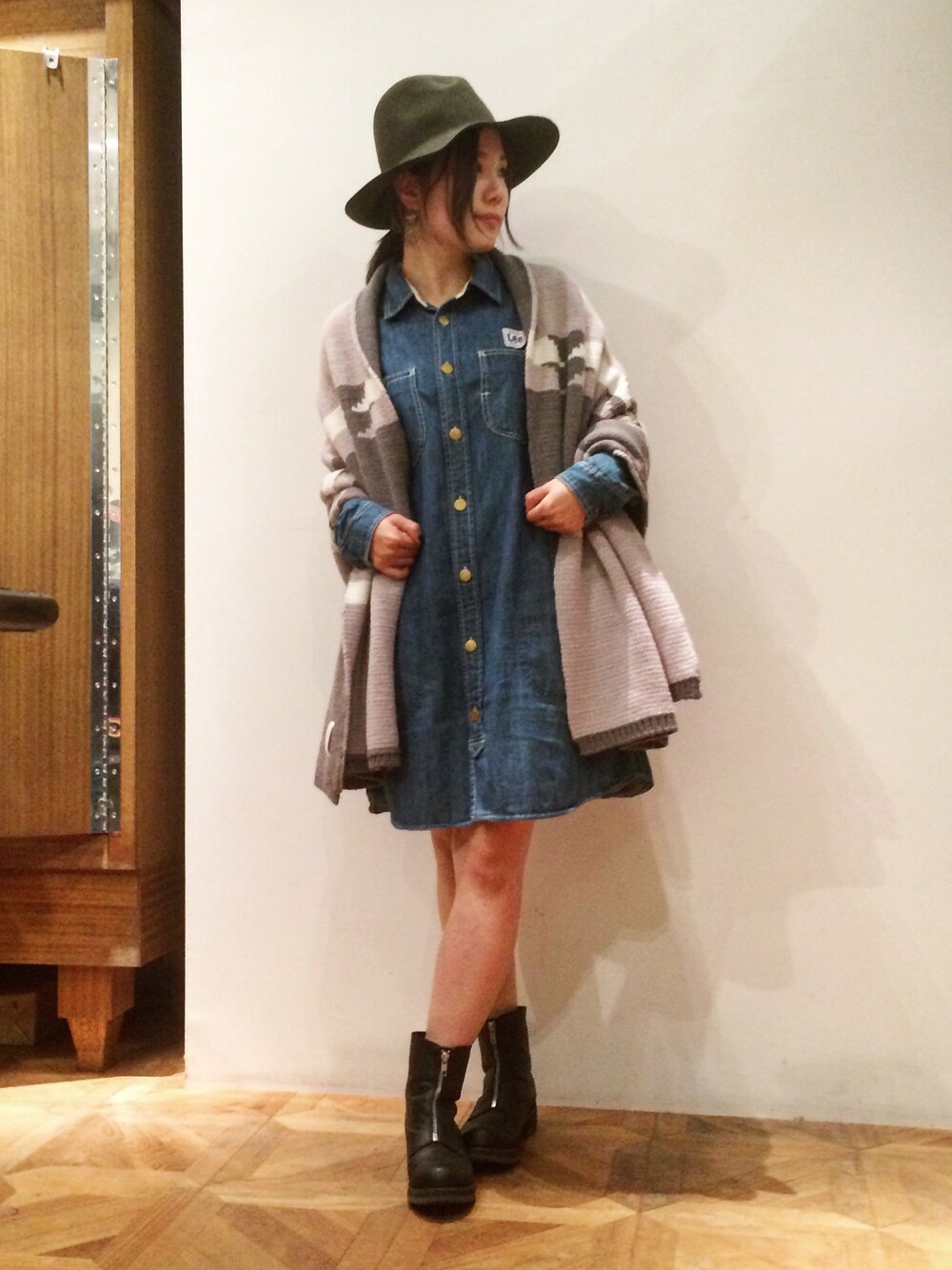 ブルー系のシャツワンピースを着用したレディースの秋コーディネートの1枚目の写真