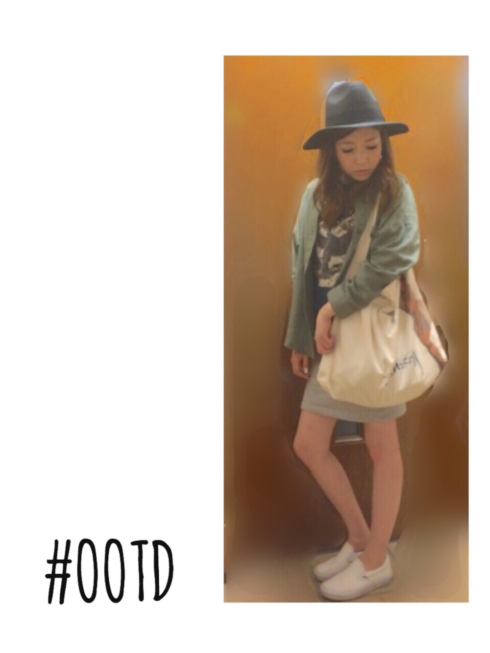 ブルー系のタンクトップ、グレー系のスカート、ホワイト系のスニーカーを着用したレディースの夏コーディネートの1枚目の写真