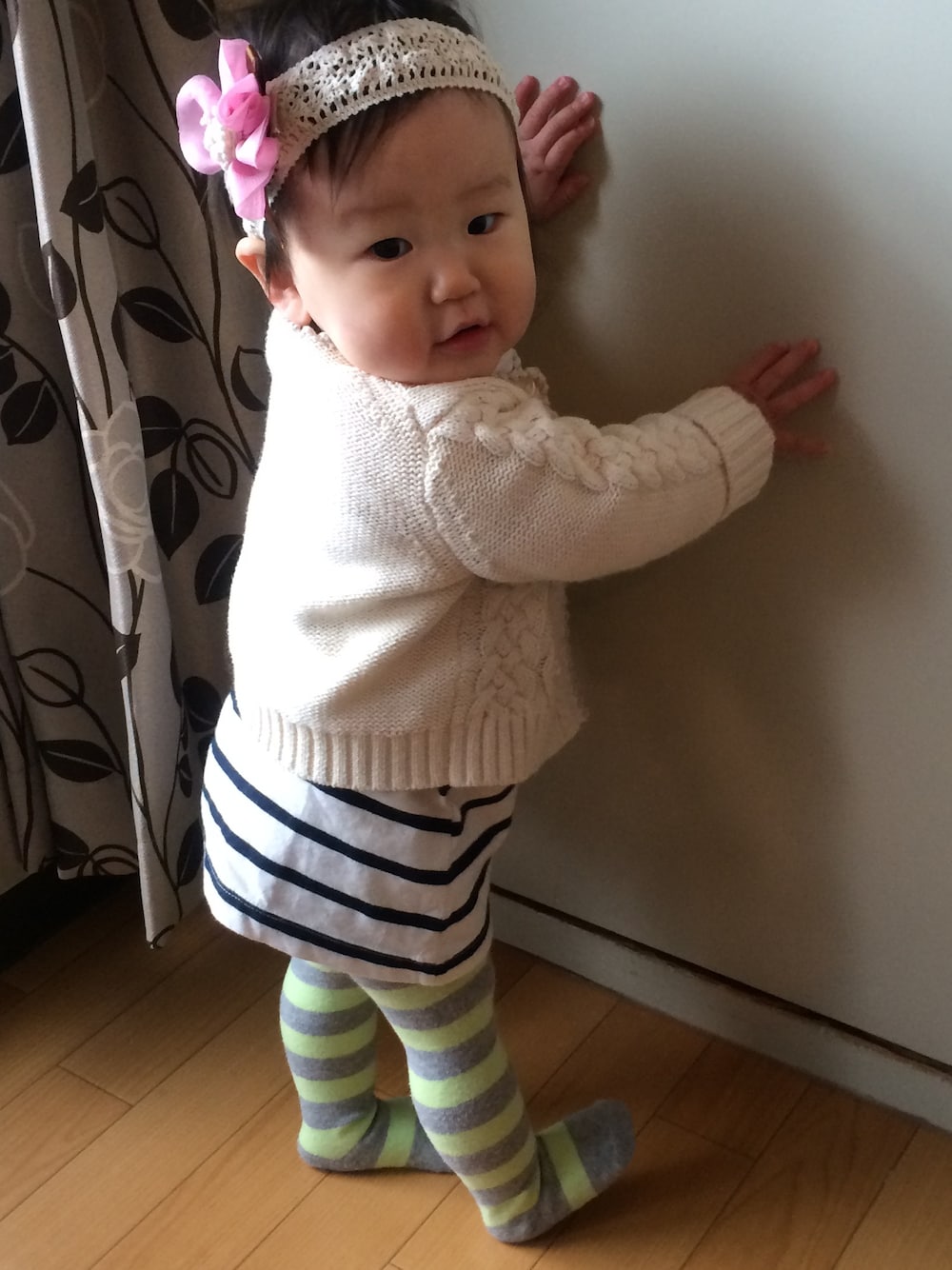 「ボーダー、女の子、子供服、子供コーデ、こどもコーデ、ヘアアクセ、ヘアハンド」｜「babyGAPのアイテム（ニット/セーター、ホワイト系）」を使った、kiyoppuさん（キッズ・80cm）の秋コーディネートの1枚目の写真