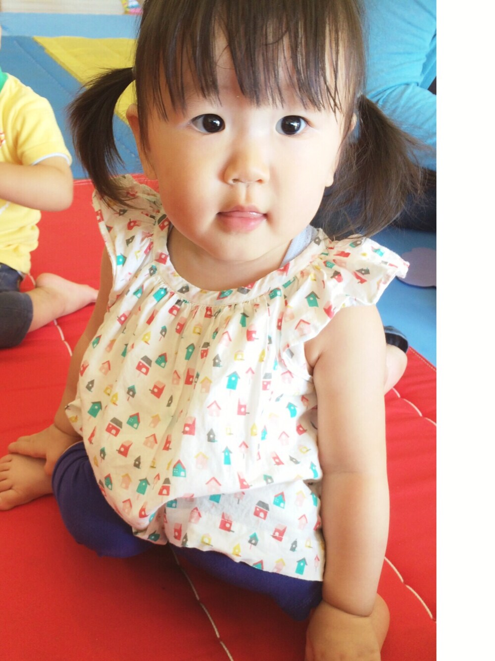 「GAP、babygap、女の子、女の子コーデ、子供服、子供コーデ、こどもコーデ、ツインテール、柄ワンピース」｜「babyGAPのアイテム（チュニック、ベージュ系）」を使った、kiyoppuさん（キッズ・80cm）の秋コーディネートの1枚目の写真