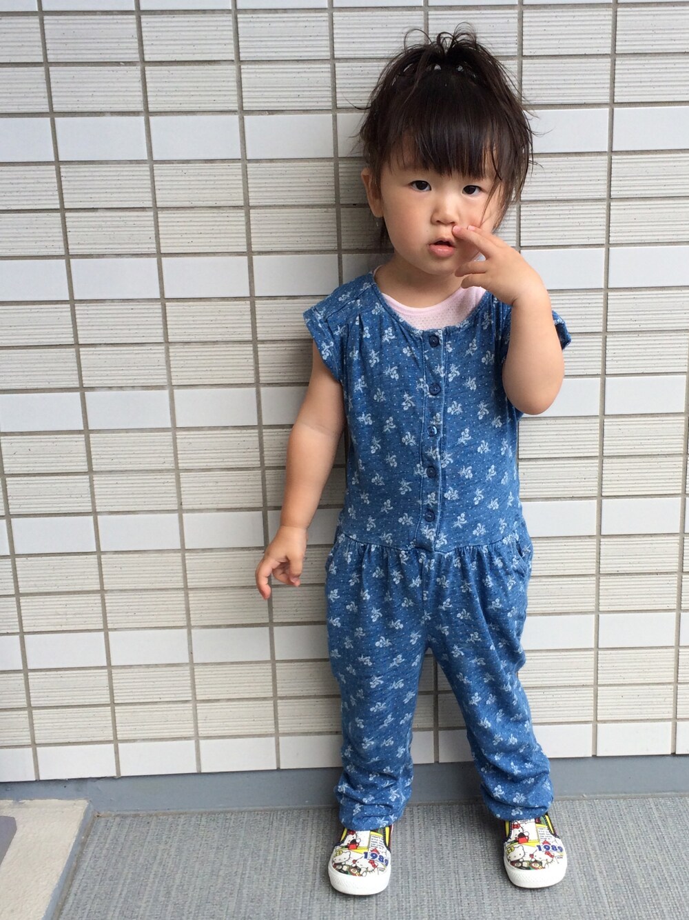 「女の子、2歳、yumeコーデ、子供服、こどもコーデ、kids、オールインワン、おんなのこ、キティーちゃん、スニーカー」｜「babyGAPのアイテム（つなぎ/オールインワン、ブルー系）」を使った、kiyoppuさん（キッズ・90cm）の夏コーディネートの1枚目の写真
