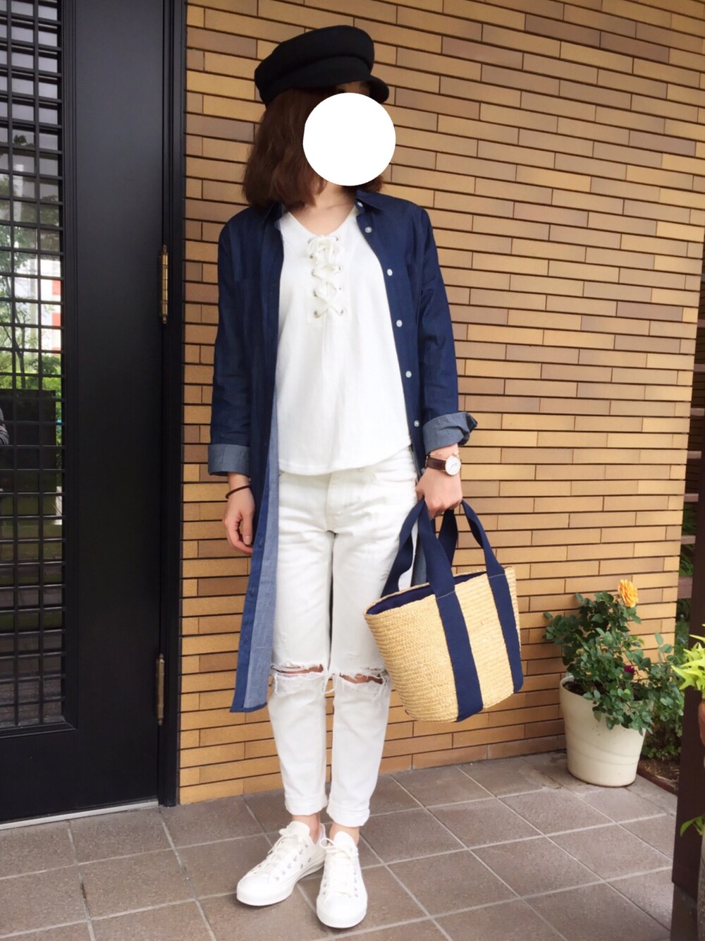 「WEGO、moussy、converse、かごバッグ、ホワイト」｜「MOUSSYのCrash Tapered（デニムパンツ、ホワイト系）」を使った、Misat☻．さん（レディース・160cm）の春コーディネートの1枚目の写真