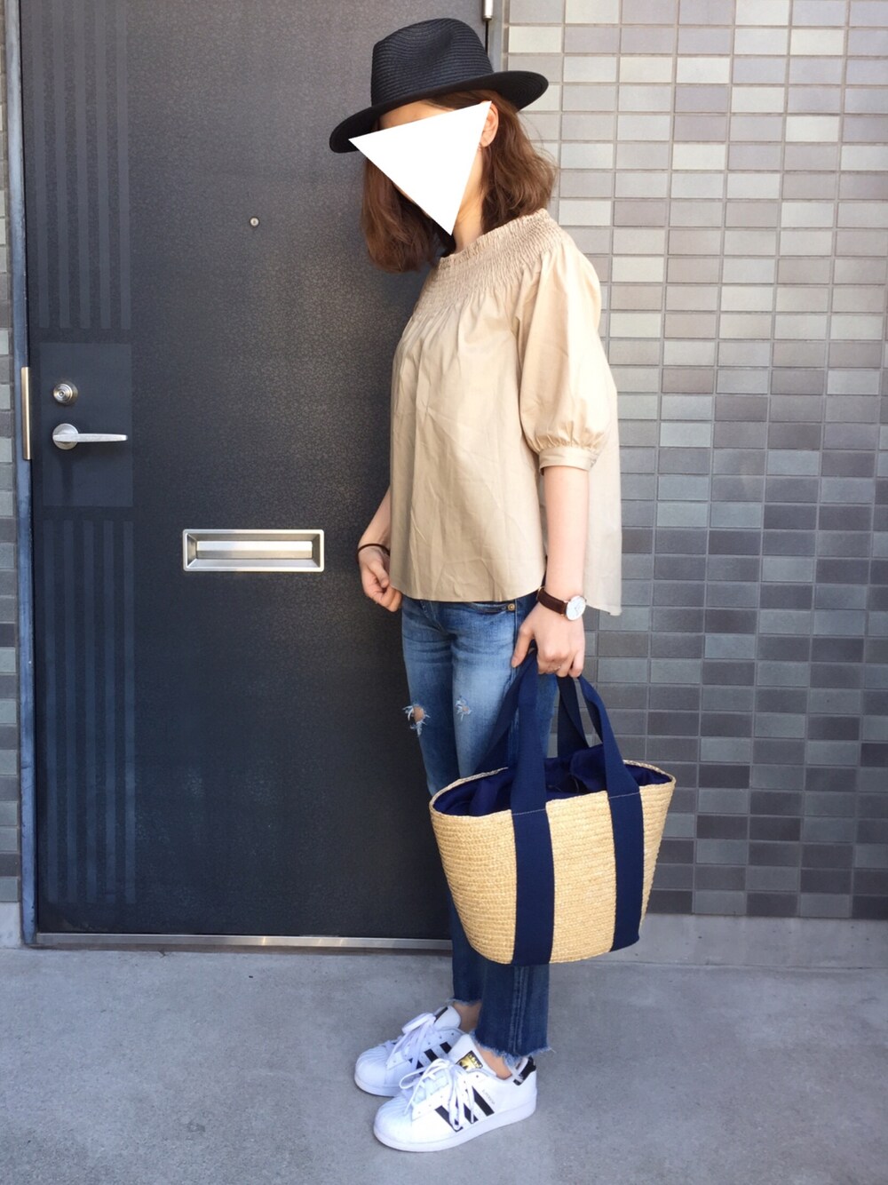「Ungrid、one way、adidas、KBF、かごバッグ」｜「one wayのアイテム（シャツ/ブラウス、ベージュ系）」を使った、Misat☻．さん（レディース・160cm）の春コーディネートの1枚目の写真