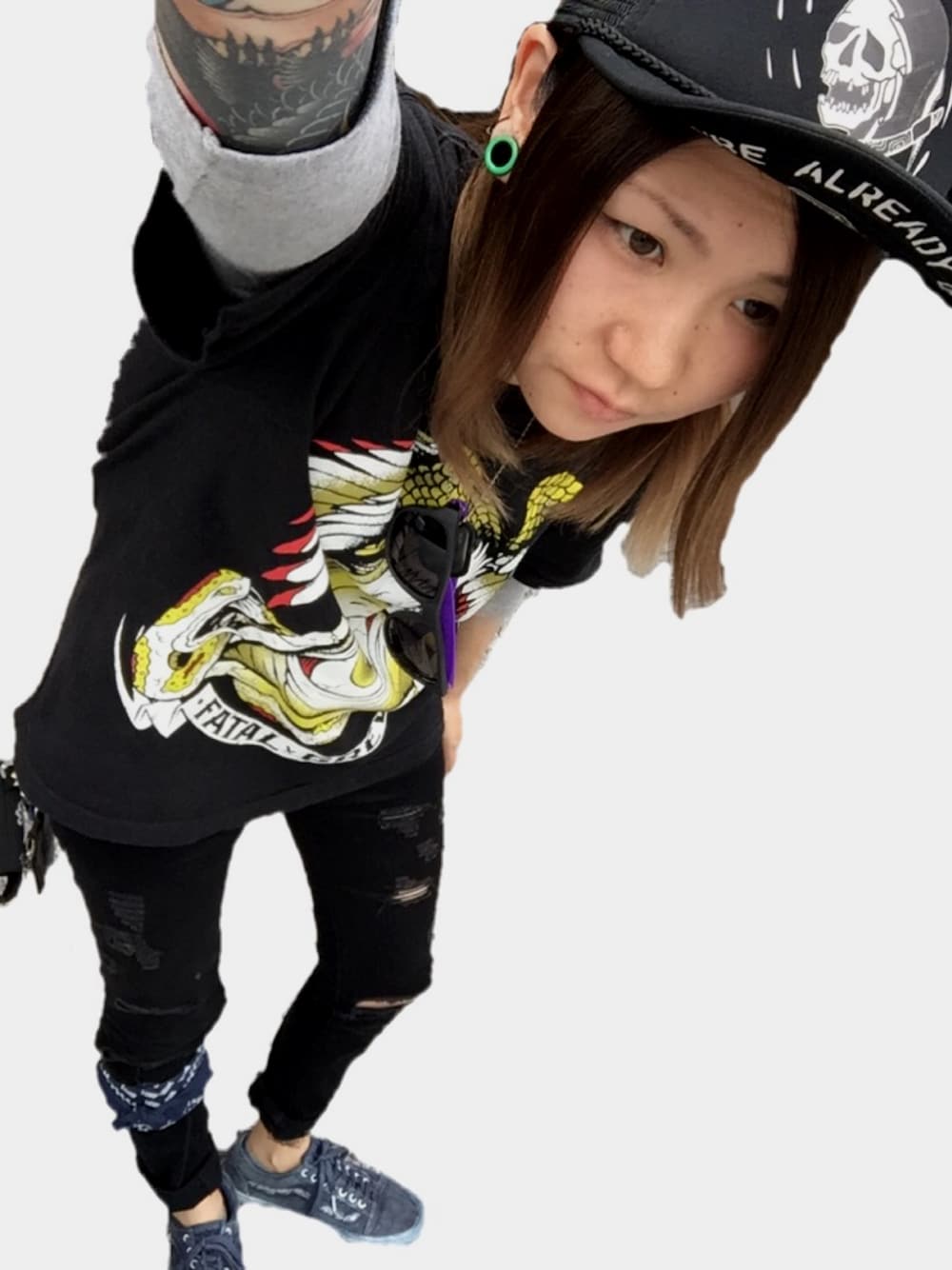 ブルー系のスニーカー、ブラック系のTシャツ/カットソー、グレー系のTシャツ/カットソーを着用したレディースの春コーディネートの1枚目の写真