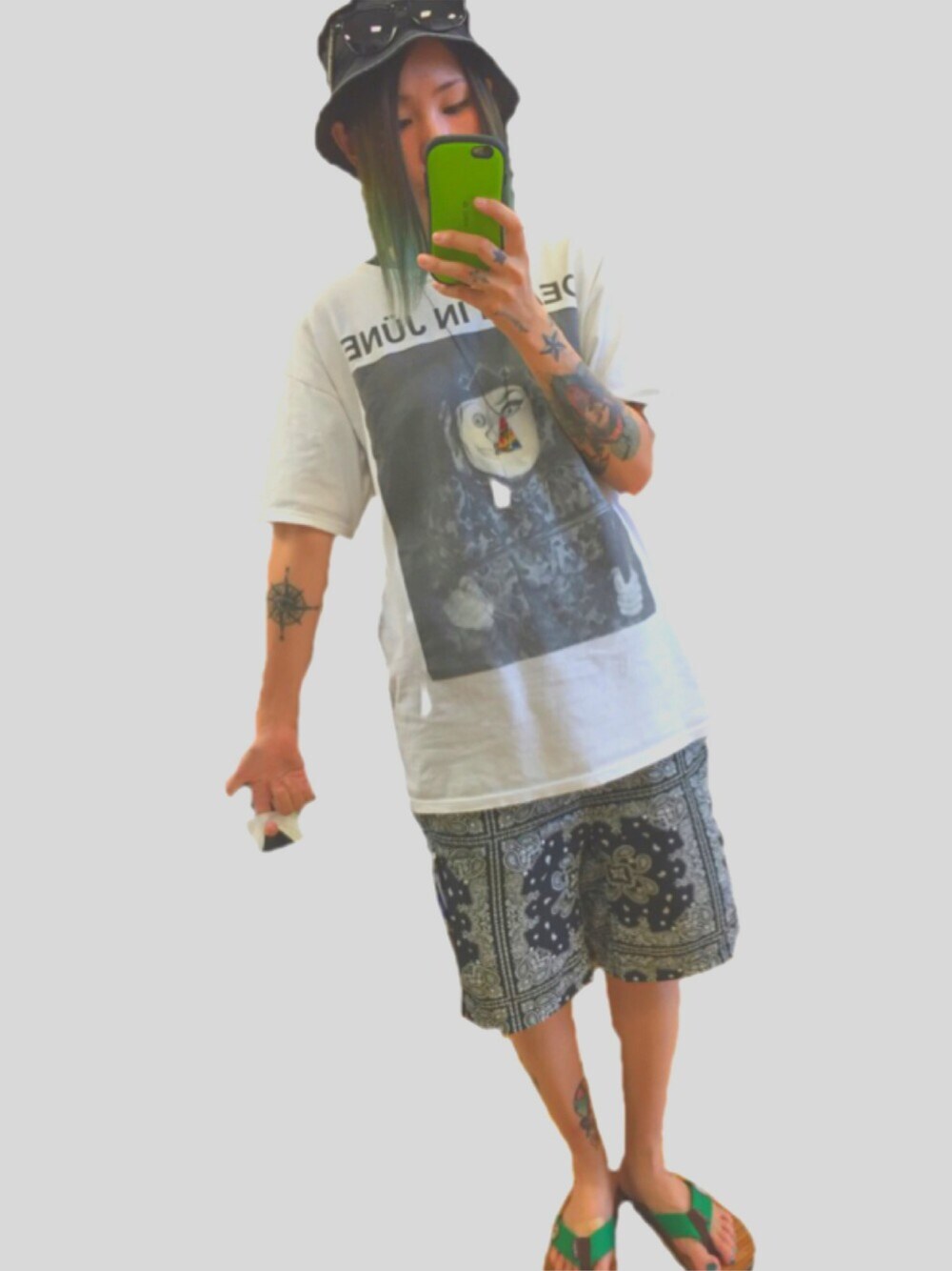 グリーン系のサンダル、ブルー系のパンツ、ホワイト系のTシャツ/カットソーを着用したレディースの夏コーディネートの1枚目の写真