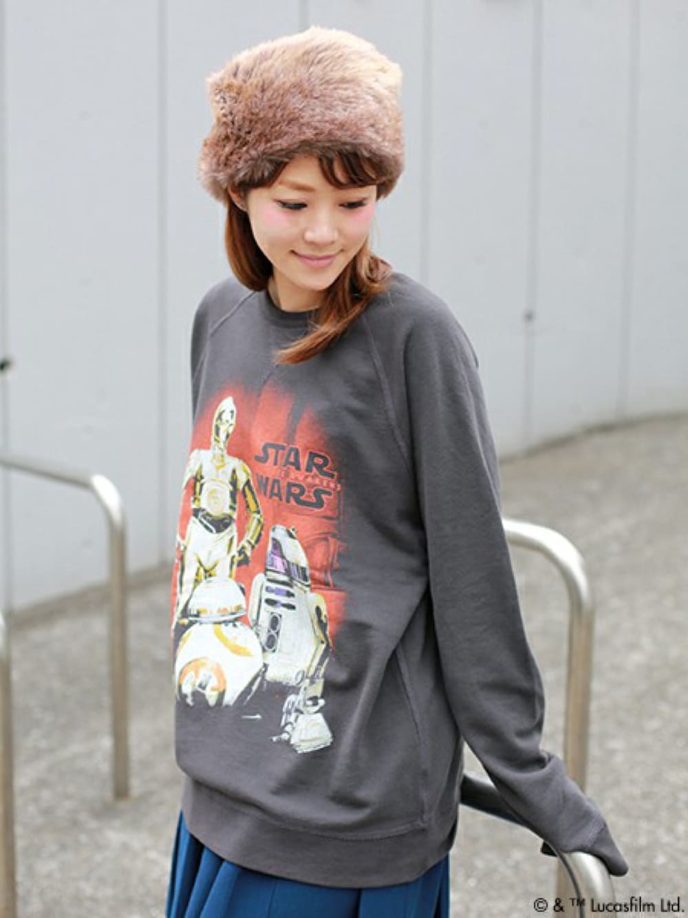 ブラック系のスウェット、ブラウン系のハットを着用したレディースの冬コーディネートの1枚目の写真