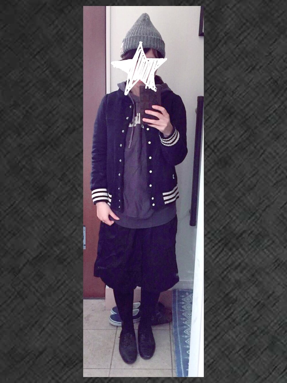 「ニット帽、パーカー、黒」｜「MILKFED.のBASIC KNITTED CAP（ニットキャップ/ビーニー、グレー系）」を使った、サキさん（レディース・157cm）の秋コーディネートの1枚目の写真