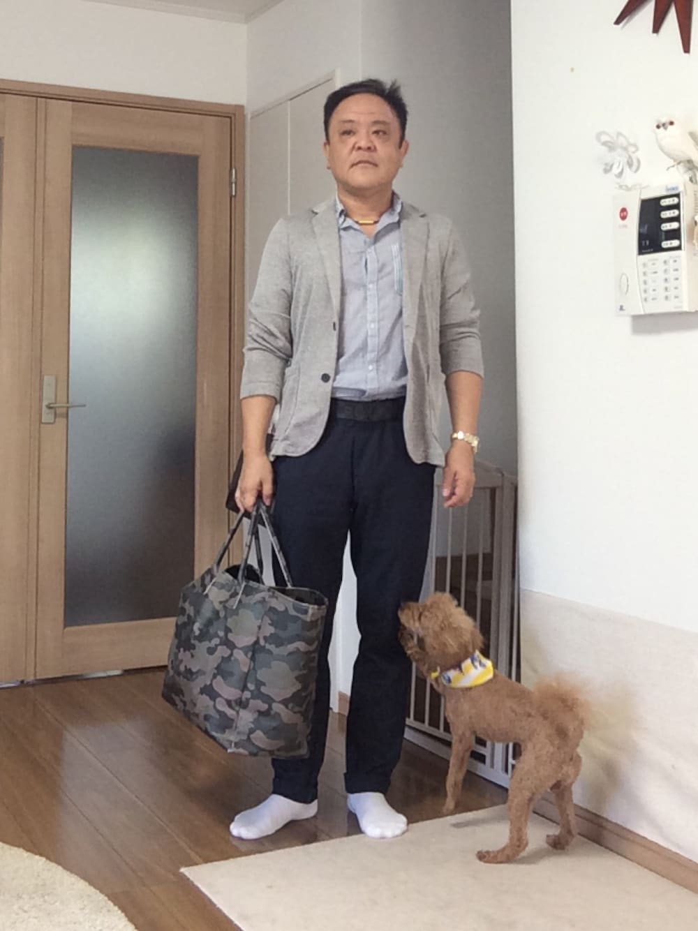 「ビジネススタイル、ジャケット、AZUL by moussy、シャツH&M、パンチ君、スラックス、ZARA」｜「AZUL by moussyの超薄ニット（その他アウター、ベージュ系）」を使った、かつさん（メンズ・174cm）の夏コーディネートの1枚目の写真