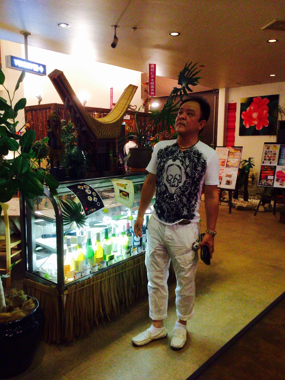 「ショボいカラオケボックス、Tシャツ、Custom CulturE、カーゴパンツ、armaniexchange、シューズ、PRADA」｜「CUSTOM CULTUREの【Custom Culture】　TEE　スカル（Tシャツ/カットソー、ホワイト系）」を使った、かつさん（メンズ・174cm）の夏コーディネートの1枚目の写真