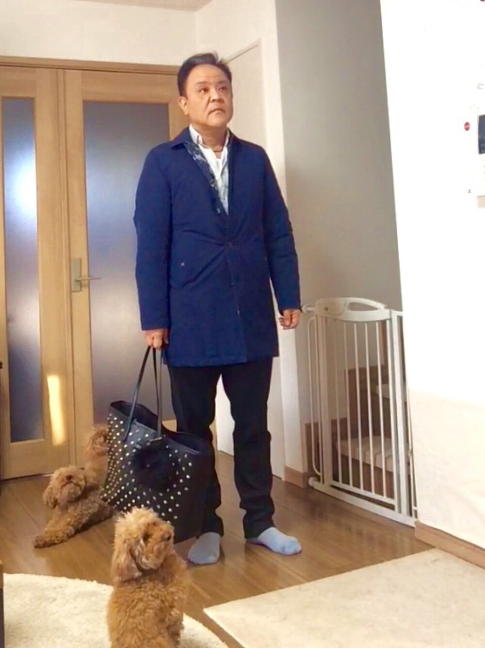 「ビジネススタイル、LOVELESS、トートバッグ、FENDI、モンスター、リバーシブルコート、SISLEY(SISLEY)、リッチ、パンチ、ZARA」｜「GUILD PRIMEの【GUILD PRIME】スタッズトートバッグ（トートバッグ、ブラック系）」を使った、かつさん（メンズ・174cm）の冬コーディネートの1枚目の写真