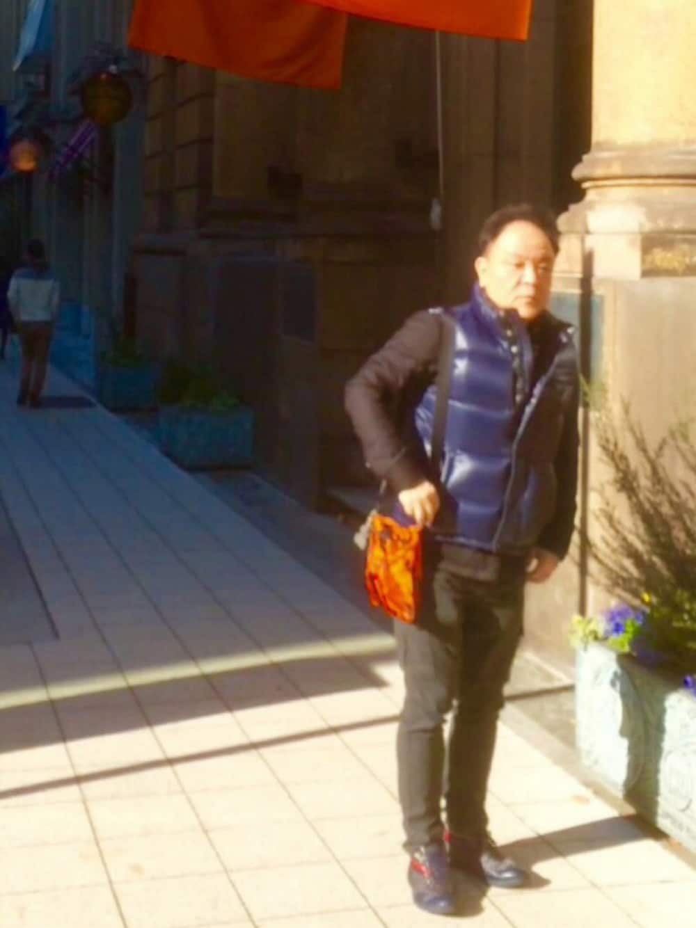 「神戸にて、ダウンベスト、バック、PRADA」｜「PRADAのアイテム（ショルダーバッグ、オレンジ系）」を使った、かつさん（メンズ・174cm）の冬コーディネートの1枚目の写真