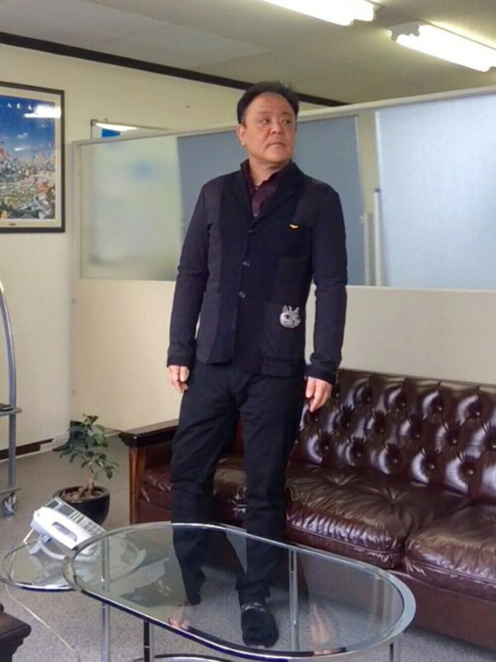 「ビジネススタイル、armani jeans、H&M、versace、ZARA、chanel、早っ寒っ」｜「ARMANI JEANSのフリースとナイロンジャケット
（その他アウター、ブラック系）」を使った、かつさん（メンズ・174cm）の春コーディネートの1枚目の写真