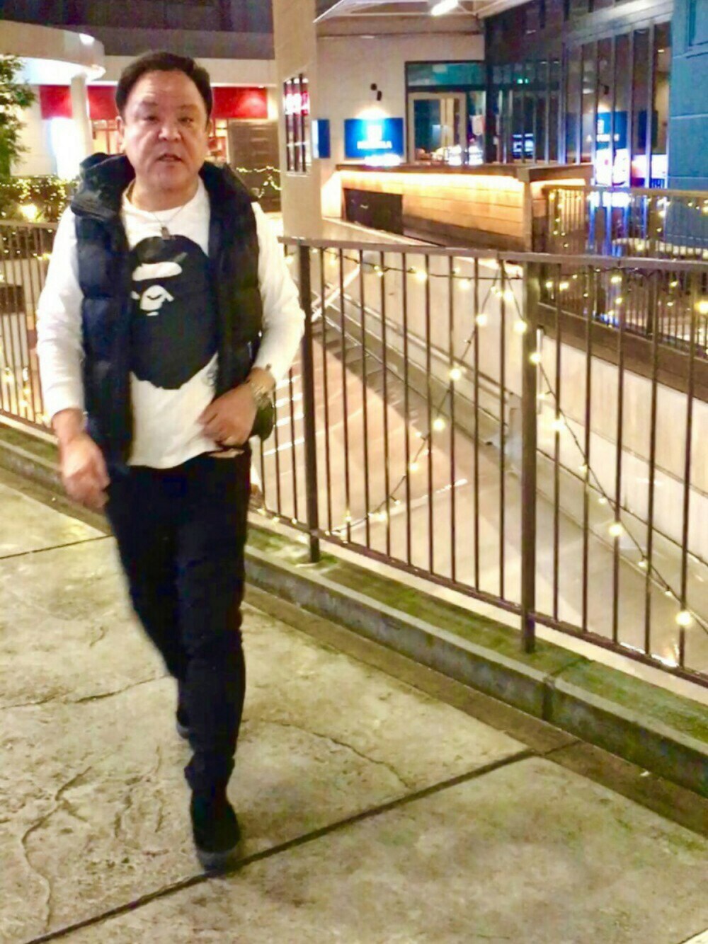 「大人カジュアル、A BATHING APE、AZUL by moussy、UNIQLO、LOUIS  VUITTON」｜「A BATHING APEのアイテム（Tシャツ/カットソー、ホワイト系）」を使った、かつさん（メンズ・174cm）の秋コーディネートの1枚目の写真