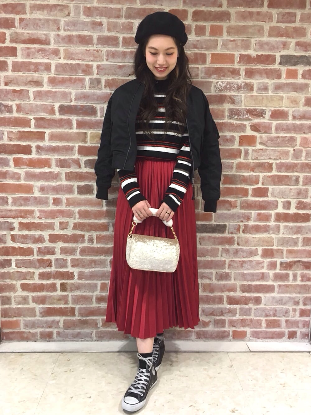 「ローリーズファーム(LOWRYS FARM)、カジュアル、スカート、プリーツスカート、ハイネック、ボーダー、コンバース、MA-1、HEPFIVE」｜「LOWRYS FARMのマットサテンプリーツスカート　741270 （スカート、レッド系）」を使った、ローリーズファーム梅田ヘップファイブ店さん（レディース・171cm）の冬コーディネートの1枚目の写真