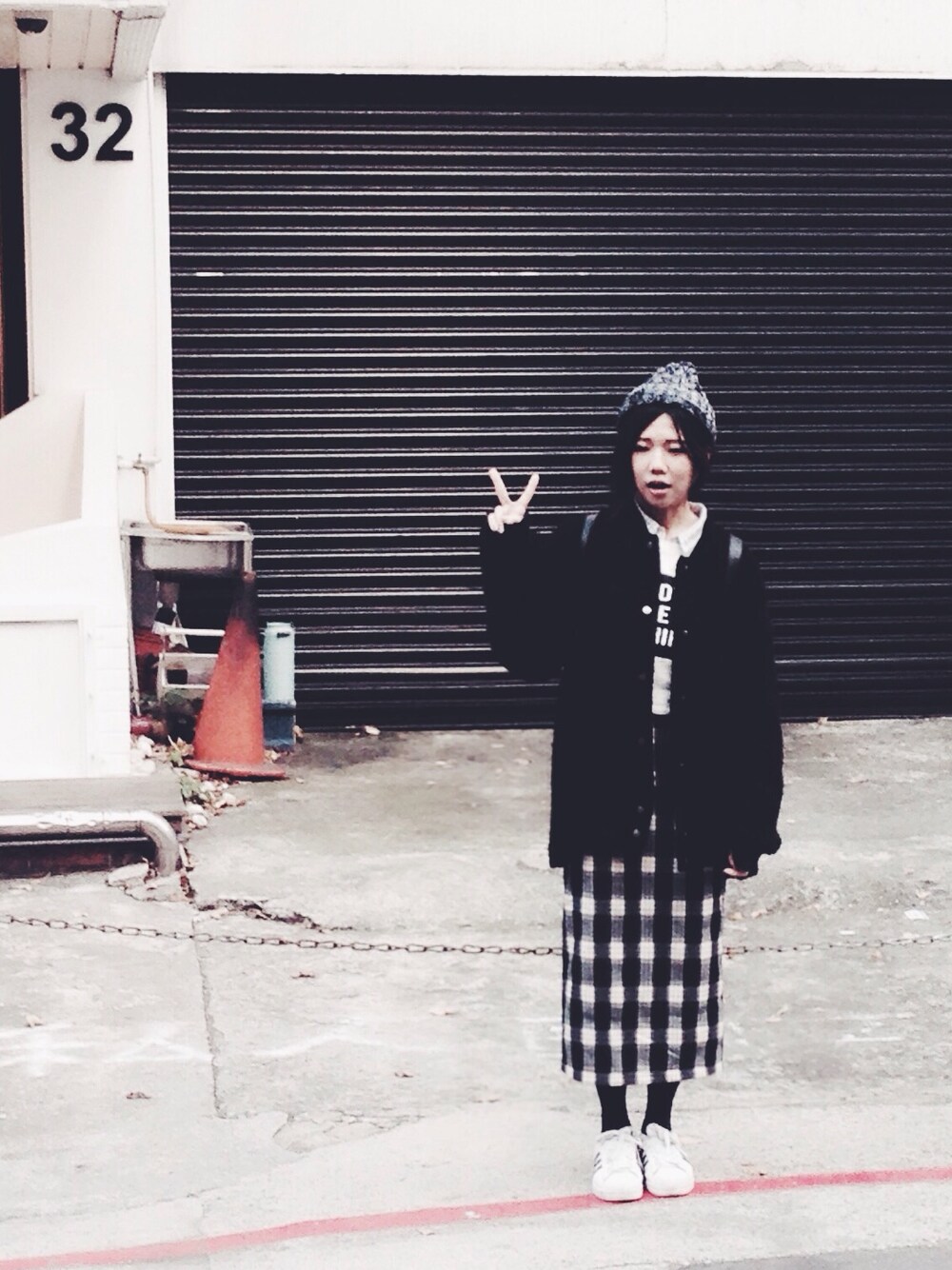 「MONKI、urban outfitters、addidas、PAZZO、fecha、Taiwan、TAIPEI、black、black and white、oversize」｜「MONKIのアイテム（ノーカラージャケット、ブラック系）」を使った、呂さん（レディース・160cm）の冬コーディネートの1枚目の写真