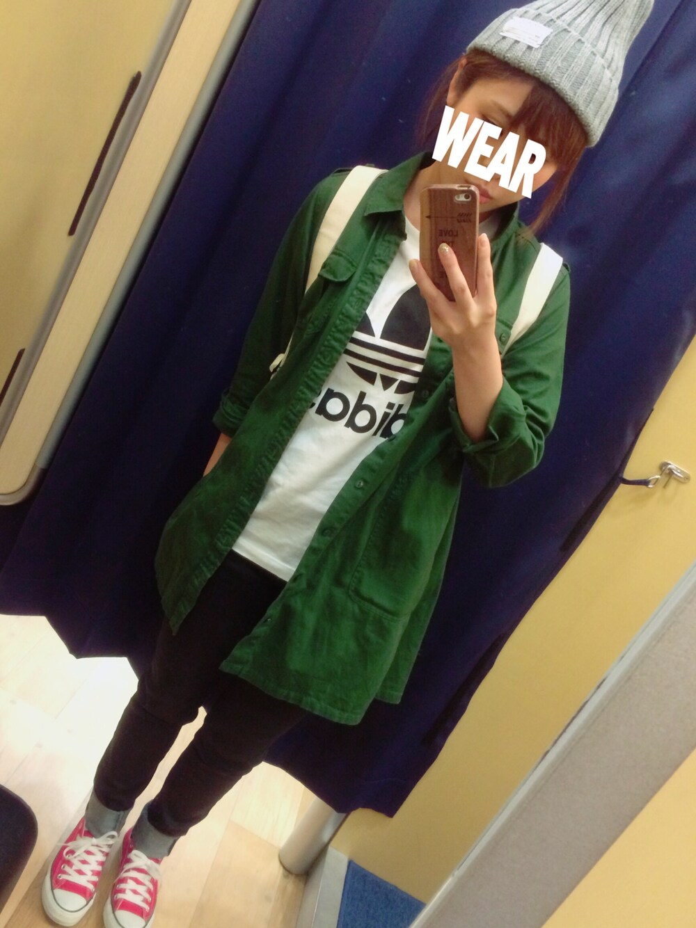 ホワイト系のTシャツ/カットソー、ブラック系のデニムパンツ、ホワイト系のスニーカーを着用したレディースの秋コーディネートの1枚目の写真