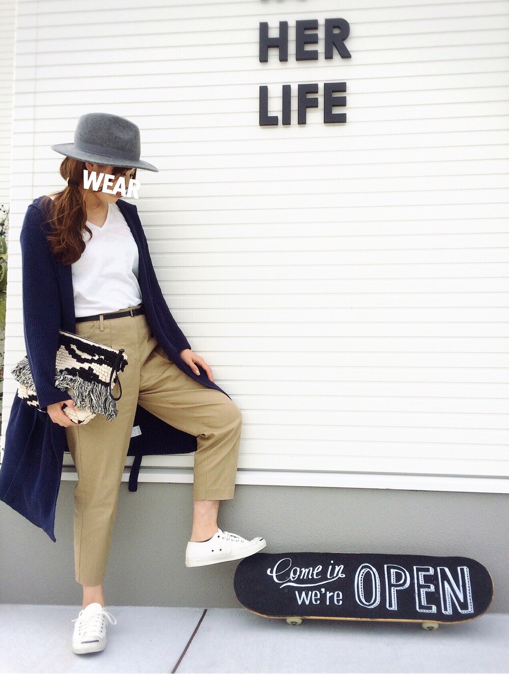 ホワイト系のTシャツ/カットソー、ベージュ系のチノパンツ、ブルー系のカーディガン/ボレロを着用したレディースの秋コーディネートの1枚目の写真