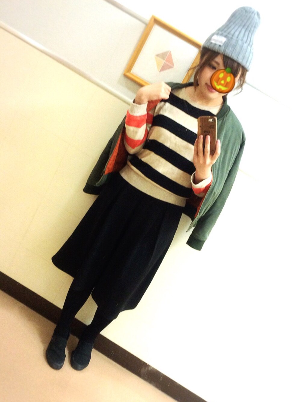 オレンジ系のニット/セーター、ブラック系のパンツ、ブラック系のスリッポンを着用したレディースの秋コーディネートの1枚目の写真