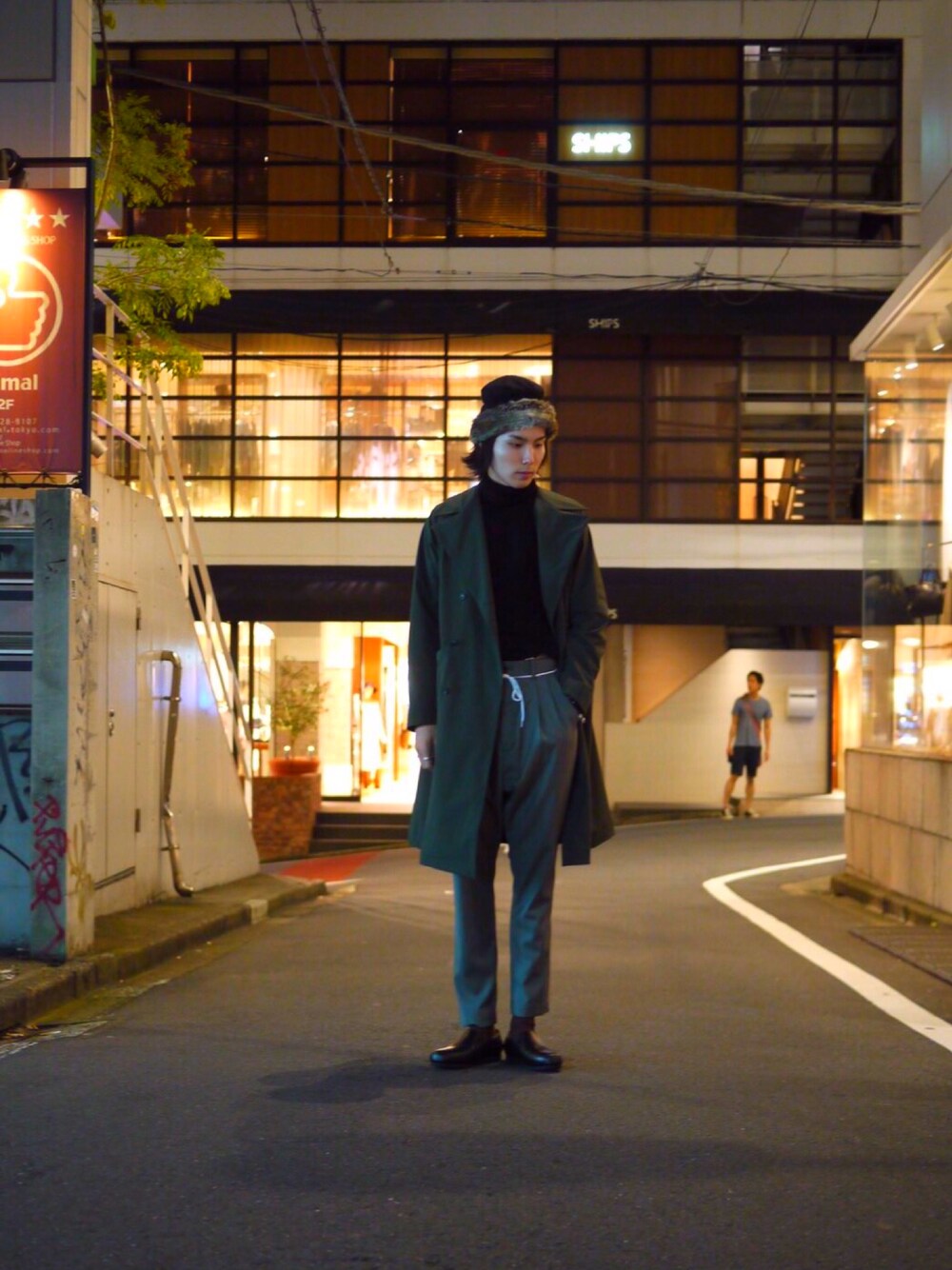 「ジョッパーズパンツ、タックイン、ファー帽子、ミニタリー」｜「HAREのレザースリッポンシューズ（シューズ、ブラック系）」を使った、シモンさん（メンズ・175cm）の秋コーディネートの1枚目の写真