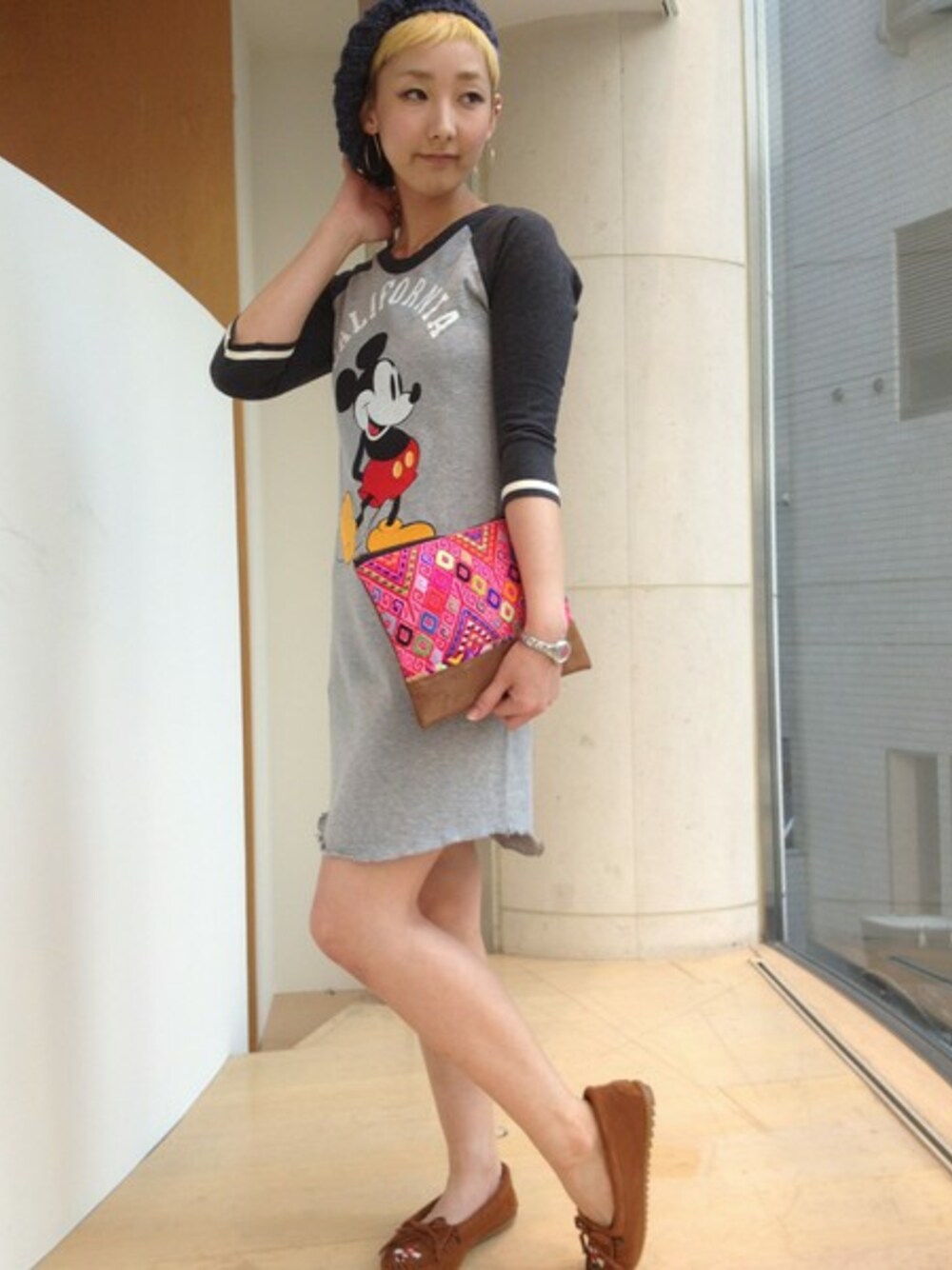 ブラウン系のモカシン/デッキシューズ、グレー系のTシャツ/カットソー、ブルー系のハンチング/ベレー帽を着用したレディースの秋コーディネートの1枚目の写真