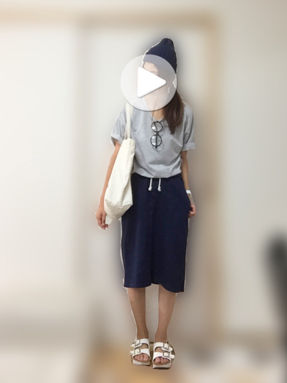 グレー系のTシャツ/カットソー、ブルー系のスカート、ホワイト系のトートバッグを着用したレディースの夏コーディネートの1枚目の写真