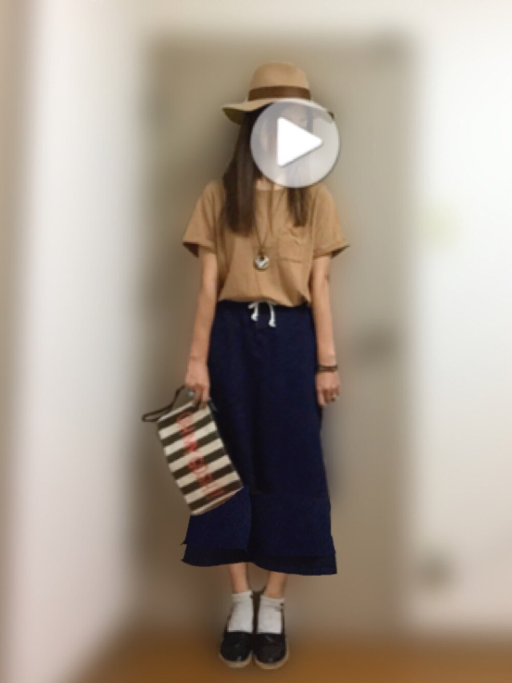 イエロー系のTシャツ/カットソー、ブラック系のクラッチバッグ、ブラック系のスリッポンを着用したレディースの秋コーディネートの1枚目の写真