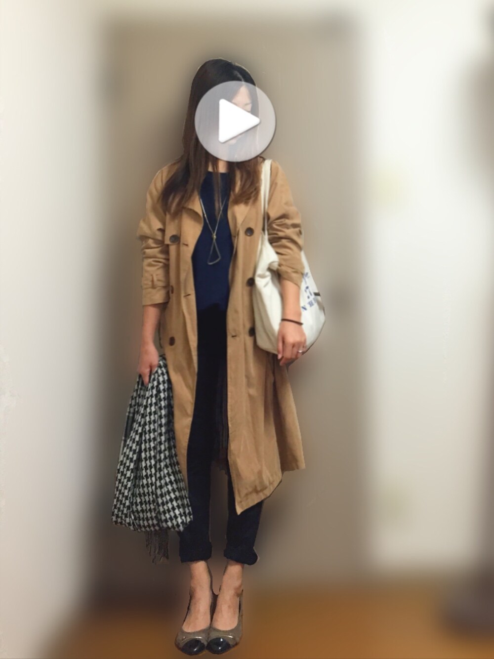 ベージュ系のトレンチコート、ホワイト系のトートバッグ、ブルー系のTシャツ/カットソーを着用したレディースの秋コーディネートの1枚目の写真