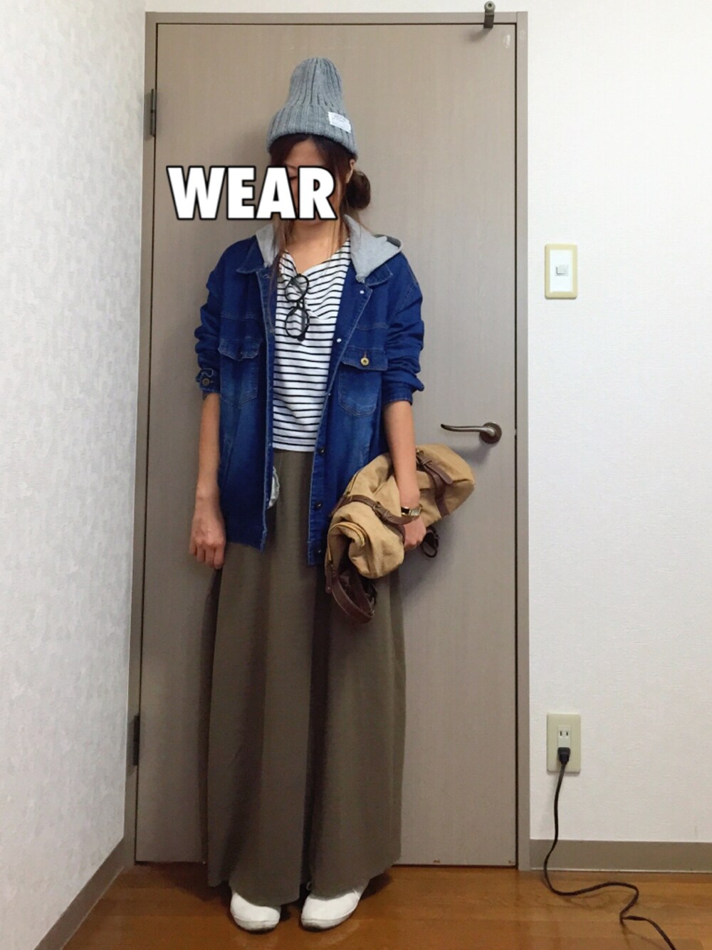 ブルー系のデニムジャケット、グリーン系のスカート、ホワイト系のシューズを着用したレディースの秋コーディネートの1枚目の写真