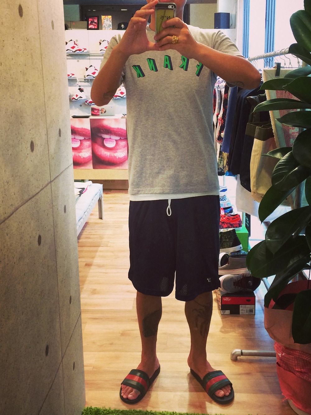 「FRANK、GUCCI、クロムハーツ、FRANK151」｜「FRANKのFRANK （Tシャツ/カットソー、グレー系）」を使った、tbonenew2014さん（メンズ・188cm）の夏コーディネートの1枚目の写真
