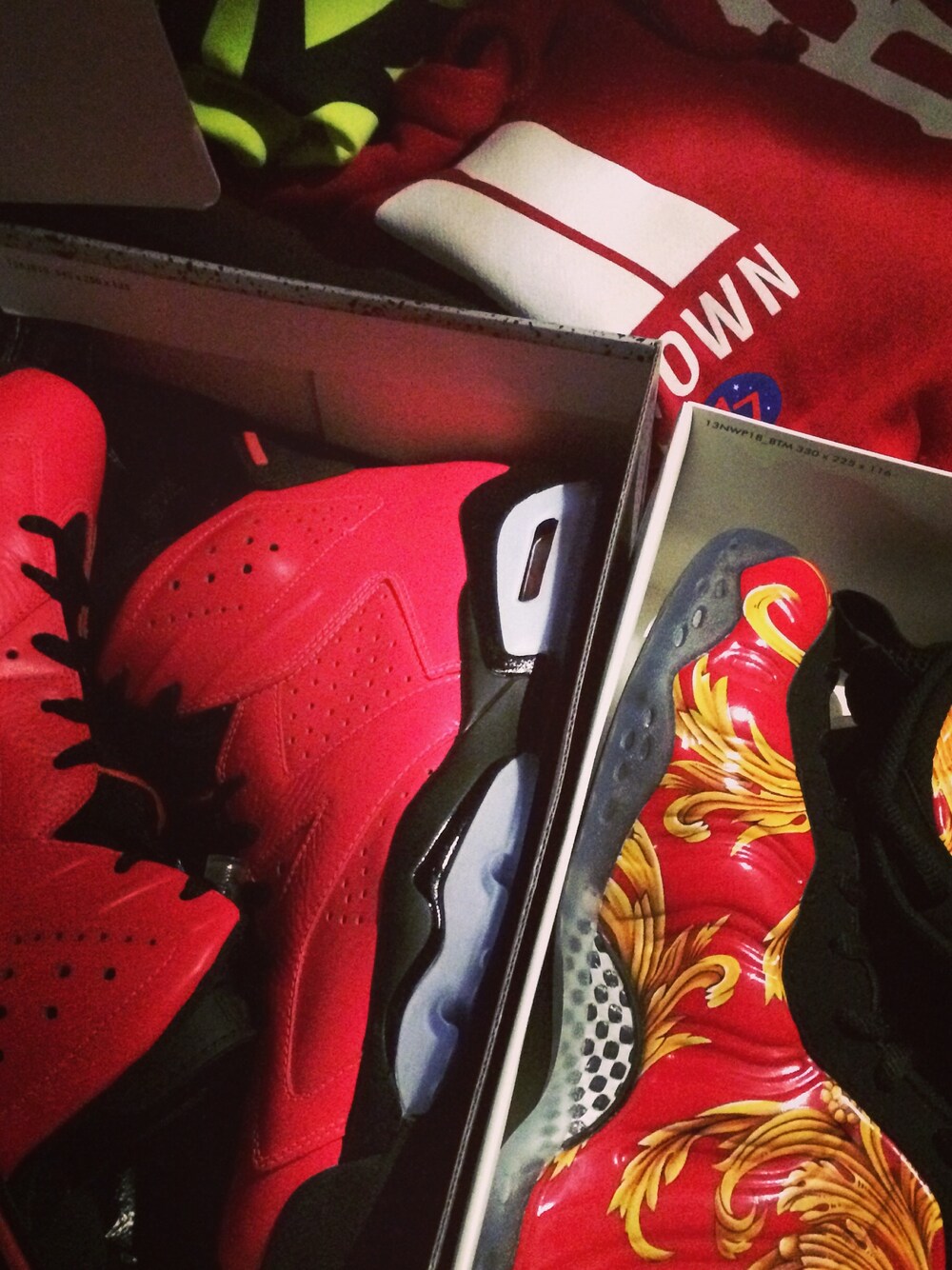 「NIKE、supreme、Jordan、blackscale、NEW YORK、ストリート、ストリートMIX」｜「NIKEのアイテム（スニーカー、レッド系）」を使った、tbonenew2014さん（メンズ・188cm）の秋コーディネートの1枚目の写真