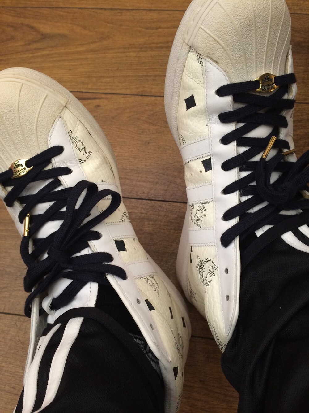 「adidas、adidas originals、MCM、MCM x phenomenon、adidas Originals by JEREMY SCOTT、supreme、stussy、street、HUF」｜「adidasのアイテム（スニーカー、ホワイト系）」を使った、tbonenew2014さん（メンズ・188cm）の冬コーディネートの1枚目の写真