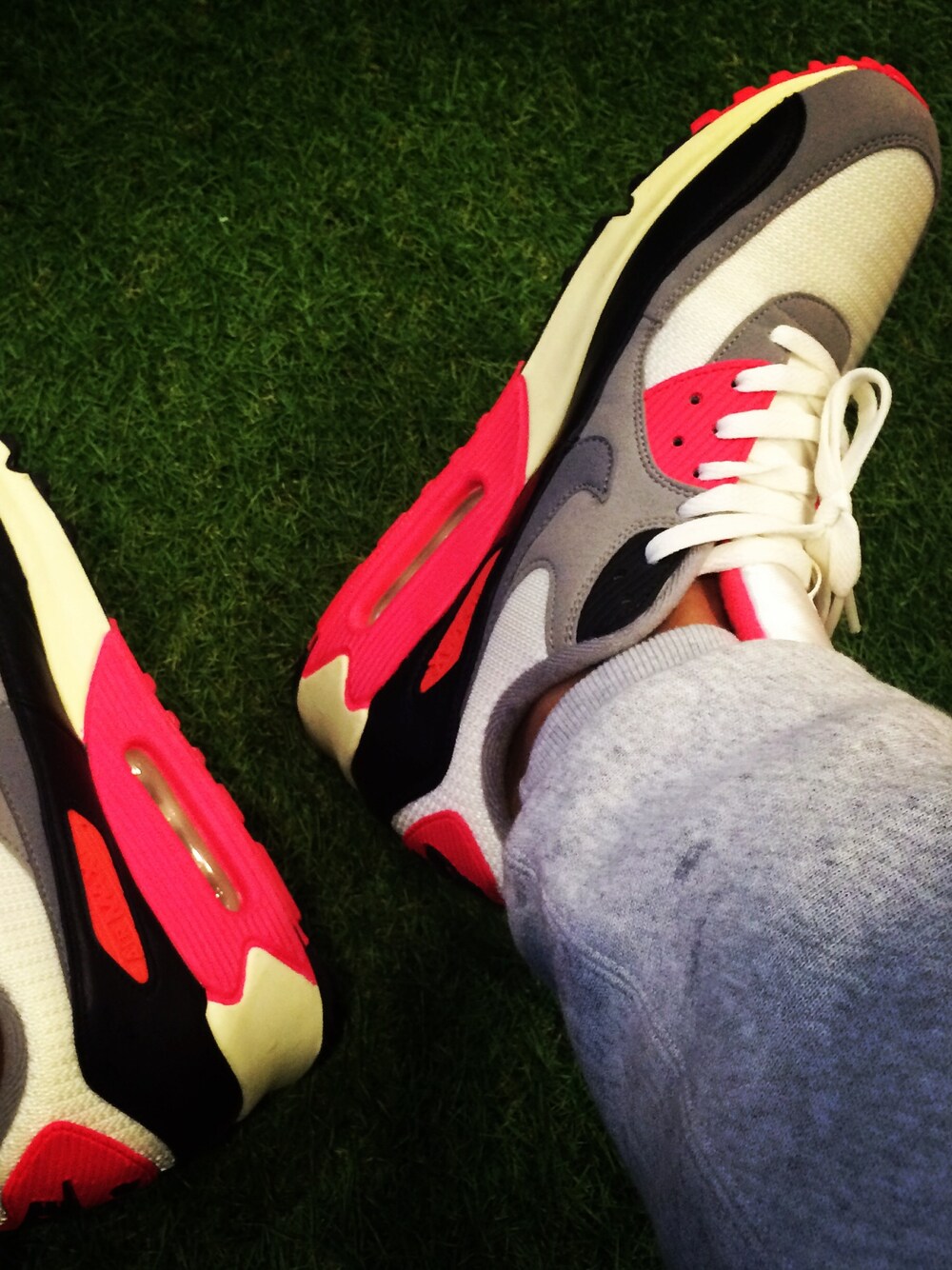 「NIKE、NIKE AIR MAX、supreme、stussy、kithnyc、スニーカー」｜「NIKEのアイテム（スニーカー、ホワイト系）」を使った、tbonenew2014さん（メンズ・188cm）の冬コーディネートの1枚目の写真