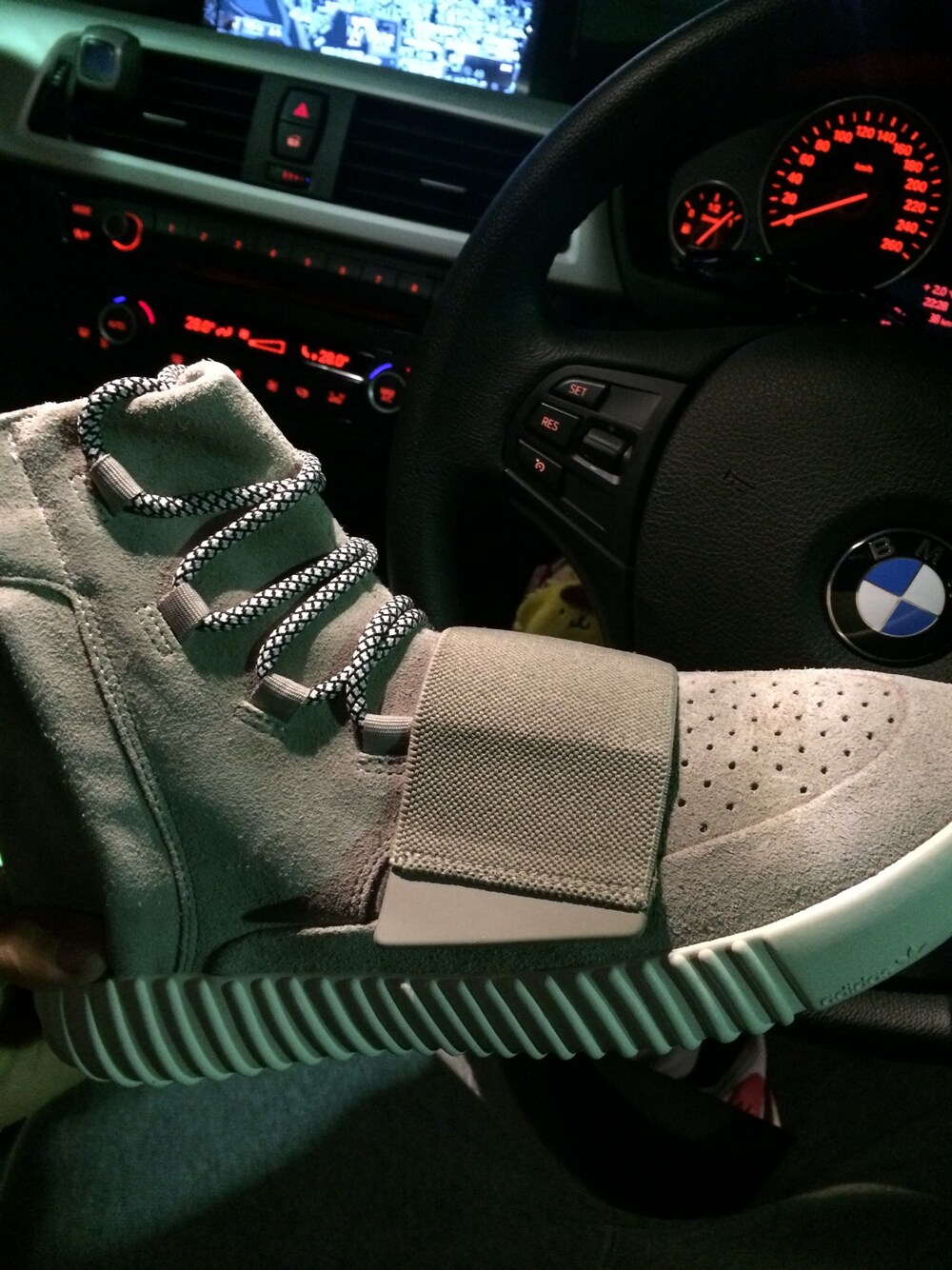 「yeezy、adidas、adidas originals、stussy、supreme」｜「adidasのアイテム（スニーカー、グレー系）」を使った、tbonenew2014さん（メンズ・188cm）の春コーディネートの1枚目の写真