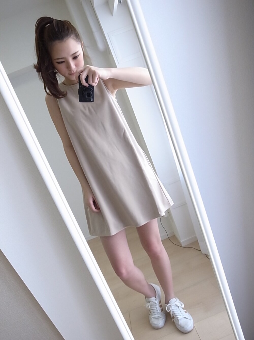 「swa、bymiim、moussy、adidas」｜「MOUSSYのアイテム（ワンピース、ベージュ系）」を使った、S-Waさん（レディース・170cm）の夏コーディネートの1枚目の写真