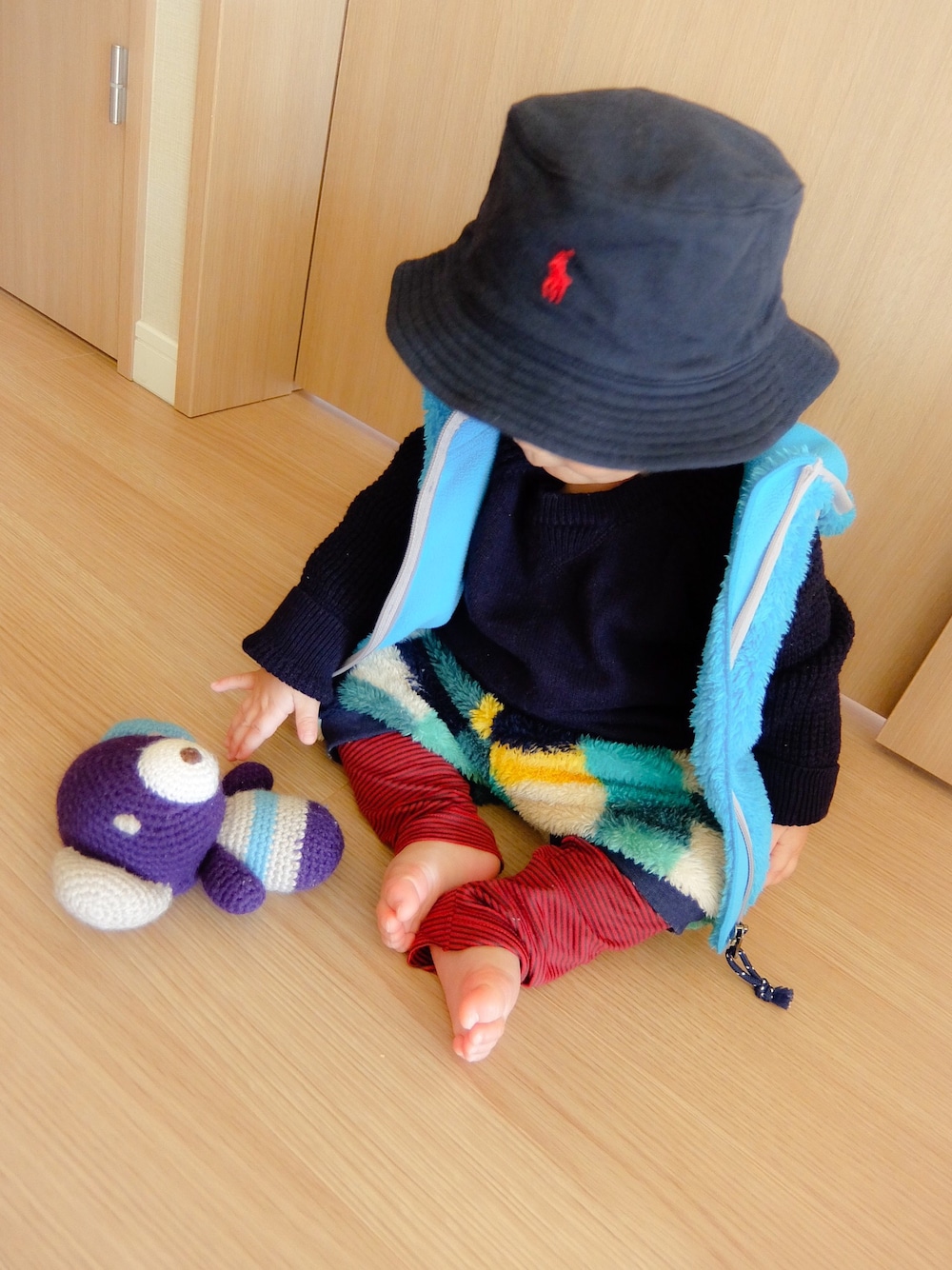「ダウンベスト、ちっちゃめ男子、くまさん」｜「babyGAPのアイテム（ニット/セーター、ブルー系）」を使った、Ⓜ︎IN☺︎RUさん（キッズ・70cm）の冬コーディネートの1枚目の写真