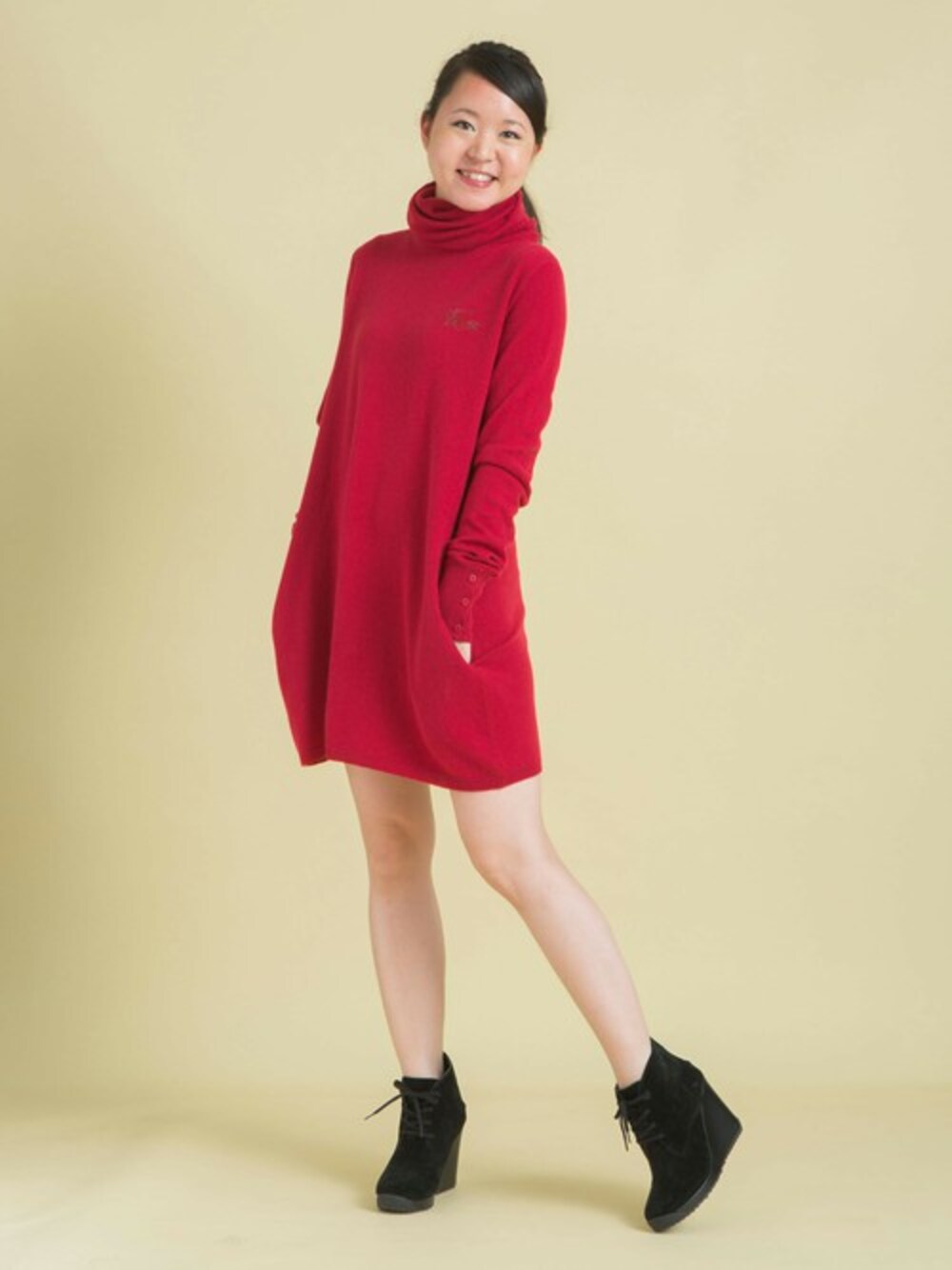 「ワンピース、ブーツ、LACOSTE、クリスマス、ドレス、タートルネックニット、スワロフスキー、Swarovski、ラコステ(LACOSTE)」｜「LACOSTEの長袖ｵﾌﾀｰﾄﾙﾈｯｸﾄﾞﾚｽ(SWAROVSKI ELEMENTS使用)（ワンピース、レッド系）」を使った、Manamiさん（レディース・165cm）の冬コーディネートの1枚目の写真
