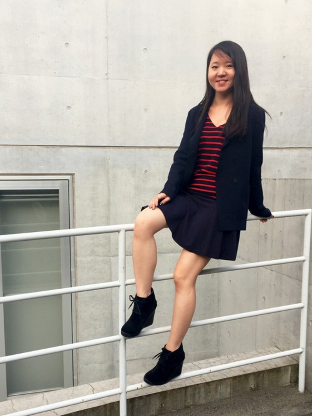 ブルー系のテーラードジャケット、ブラック系のブーティを着用したレディースの秋コーディネートの1枚目の写真