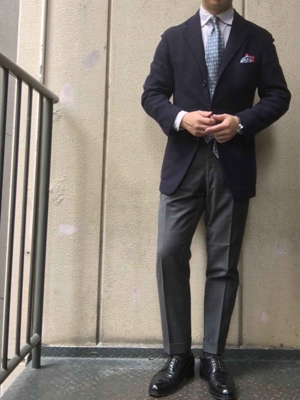 「ビジネススタイル」｜「BELVESTのアイテム（テーラードジャケット、ブルー系）」を使った、六弦 上石江戸緑さん（メンズ・166cm）の秋コーディネートの1枚目の写真