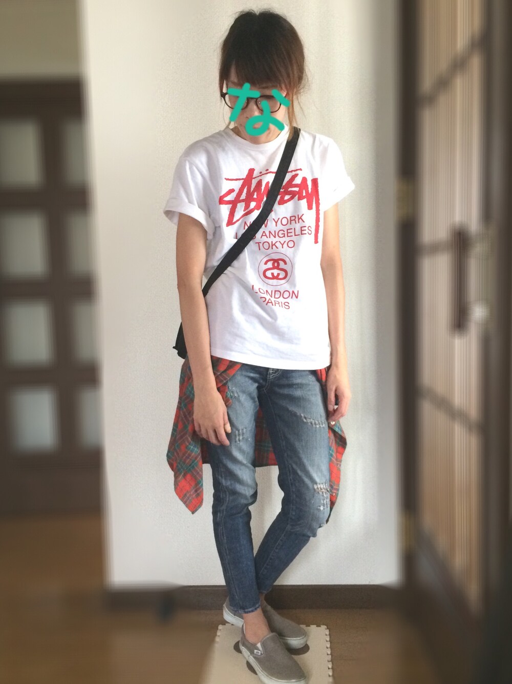 「白Tシャツ、腰巻きスタイル、デニム、スニーカー」｜「Stussy WomenのWorld Tour（Tシャツ/カットソー、ホワイト系）」を使った、na-yuさん（レディース・160cm）の秋コーディネートの1枚目の写真