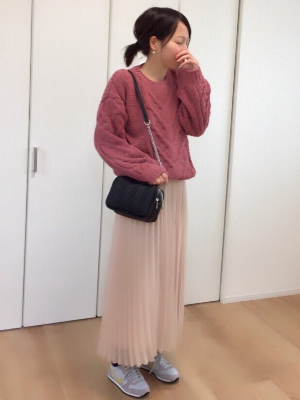 「ニット、11月WEAR秋冬ニットコーデ祭り、ユニクロ、プリーツスカート、ピンクニット、パールピアス、ナイキ、ワントーンコーデ」｜「NATURAL BEAUTY BASICのキルトサイコロポシェット（ショルダーバッグ、ブラック系）」を使った、ます。さん（レディース・164cm）の秋コーディネートの1枚目の写真