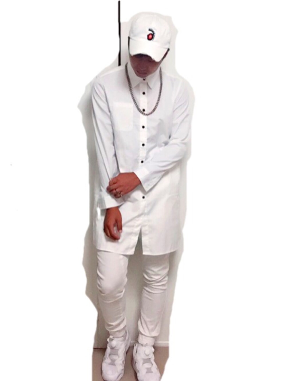 ホワイト系のシャツ/ブラウス、ホワイト系のパンツ、ホワイト系のスニーカーを着用したメンズの夏コーディネートの1枚目の写真