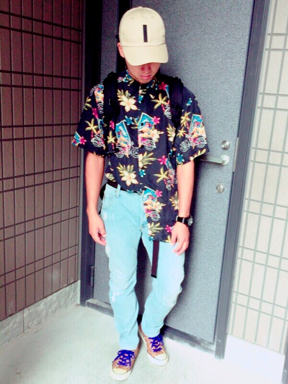 ブラック系のシャツ/ブラウス、ブルー系のデニムパンツ、ブラウン系のスニーカーを着用したメンズの秋コーディネートの1枚目の写真